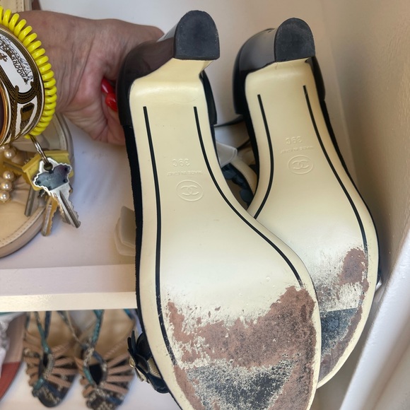 CHANEL LEATHER & PEARL SANDALS /39 - Picture 4 of 9